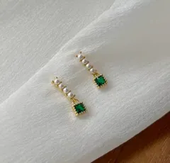 揺れるエメラルド　パール　ピアス
