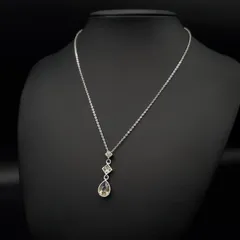 美品 SWAROVSKI Eveline スワロフスキー イーヴリン ネックレス ペンダント ティアドロップ 3連 クリスタル ラインストーン スモーキー シルバーカラー 上品 揺れる きらきら フェミニン エレガント ギフト プレゼント 贈り物 普段使い