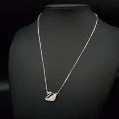 SWAROVSKI スワロフスキー ネックレス ペンダント パヴェ スワン 白鳥 クリスタル ラインストーン シルバーカラー 上品 きらきら エレガント フェミニン かわいい ギフト プレゼント 贈り物 普段使い
