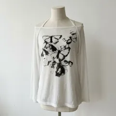 アイボリー 蝶 プリンティング オフショルダー Tシャツ / 華奢フィット デートコーデ 長袖Tシャツ