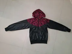 ナイキ キッズ ブラック/ピンク フラワー フード ウィンドブレーカー m