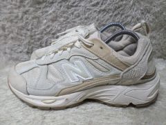 235 ニューバランス 878 アイボリー スニーカー 中古 靴