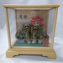 沖縄観光記念 魔除獅子 シーサー 置物 天然珊瑚 貝殻 ガラスケース付き