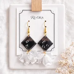 値下げ キートップピアス ドロップタイプ イニシャル ハンドメイドアクセサリー 「Q た」「E い」おしゃれ 花 パソコンパーツアクセサリーのRE:ORA (R-0080)