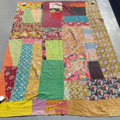 G074 花柄 グドゥリー マルチカバー マルチマット ラグ ヴィンテージ カンタ刺繍 ボロ インド ビンテージ BORO アンティーク シャビーシック ラリーキルト 手縫い 刺し子 ハンドメイド 刺子 絨毯 はぎれ 古布 マルチカラー ブルー レッド