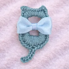 【ピンブローチ】編みぐるみ 猫 ブローチ ピンバッチ リボン付き 可愛い ハンドメイド 縦約4㎝