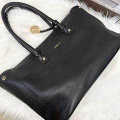 FURLA フルラ レザーハンドバッグ 大容量シボ革トートバック ロゴチャーム付きA4収納可能革鞄 通勤通学 ブラック 黒