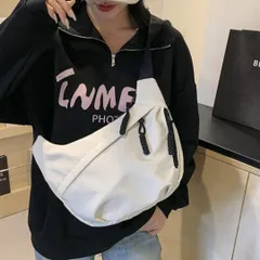 タッセル付き　シンプルナイロンショルダーバッグ　 ハーフムーン ホワイト