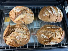栗粉のパン2個+チーズとハーブのパン１個