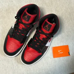 在庫処分/実際に着用1回) NIKE エア ジョーダン 1 ミッド ブラック/レッド 260 正規品