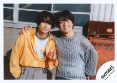 【中古】生写真(STARTO) SixTONES/松村北斗・森本慎太郎/横型・上半身/シングル「GONG/ここに帰ってきて」MV＆ジャケ写オフショット/公式生写真