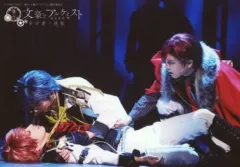 【中古】生写真(男性) 杉江大志(武者小路実篤)・谷佳樹(志賀直哉)・平野良(太宰治)/ライブフォト・横型・全身・杉江仰向け・谷顔を覗き込み・キャラクターショット/舞台「文豪とアルケミスト 余計者ノ挽歌」武器展 劇中トレーディングブロマイド