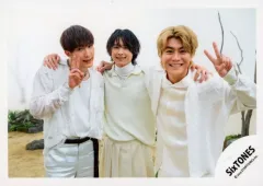 【中古】生写真(STARTO) SixTONES/ジェシー・松村北斗・森本慎太郎/横型・上半身/シングル「GONG/ここに帰ってきて」MV＆ジャケ写オフショット/公式生写真