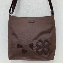 パン・クリエーション 花柄エンボス加工 ショルダーバッグ ブラウン 