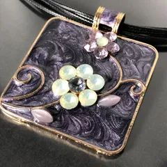 ペンダント 花模様 紫色 ゴールドカラー 留め具マグネット式 紐 スクエア 四角形 ネックレス レディースアクセサリー■S282
