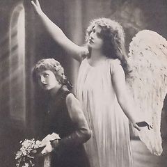 フランス アンティーク ポストカード 少女 祝福の窓辺 ― 天使に導