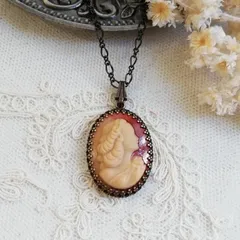ヴィンテージガラス　レディ　カメオ　オーバルシェイプ　ネックレス・ペンダント　/　28ｘ20ｍm　/　金古美