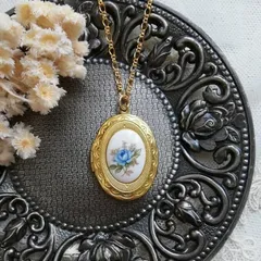 ヴィンテージスタイル　ブルーローズカメオ　ロケット　オーバルシェイプ　ネックレス・ペンダント　/　28ｘ23ｍm　/　ゴールドトーン