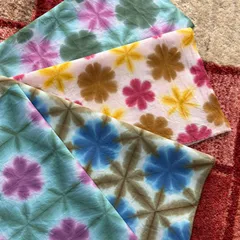 s244 【sato】 手染め エコ染料のみ使用 雪花絞り 染めたて はぎれ まとめて 4枚セット 手ぬぐい1.5枚分 2,111円分♫ 有松鳴海絞り と同技法 カラフル レトロポップ 入園準備 入学準備にも 綿はぎれ ピンク 紫色 新品 女の子 ハンドメイド