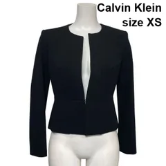 ◇ カルバンクライン Calvin Klein ノーカラージャケット 長袖 ペプラムデザイン ショート丈 黒 ブラック XS 5号 レディース S6C460のサムネイル