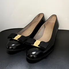 極美品 サルヴァトーレフェラガモ Salvatore Ferragamo ヴァラ パンプス エナメル プレーントゥ リボン ブラック 黒 ゴールド 5B 22cm