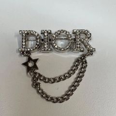 Dior ロゴ ブローチ ラインストーン シルバー - メルカリ
