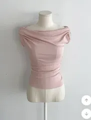 オフショルダー ピンク トップス