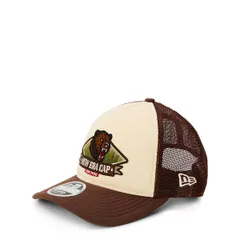 ニューエラ メンズ アクセサリー 帽子 キャップ グラフィック New Era Graphic Trucker Cap Brown Cream クリーム