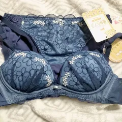 新品  タグ付  A75  運命のブラ 上下セット  ブラ ＆ショーツ 谷間プレミアム  ふっくら谷間  ハートパッド   M  ネイビー  ノンワイヤー  キラキラ  可愛い    定価2880円  231