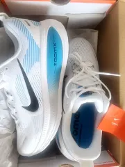 (270/US9)(新品) NIKE ナイキ ランニングシューズ ボメロ 18 白 ブルー ランニングシューズ