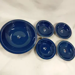 中古品 たち吉 小皿4枚 深皿​1枚セット 傷あります 金彩と深い紺色が美しい 小皿には1枚1枚に違った花柄が描かれています U426