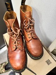 DR. MARTENS 1460 8ホール パスカル カララ サドル タン