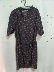 エイトセカンズ フラワー パータン ブラック 半袖 ONE PIECE S