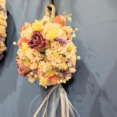 春の花のドライフラワーをまとめた、ドーム型リース
