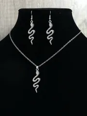 ジュエリー レディース セット アンティークシルバー加工のヴィンテージスタイル　動物モチーフ　ピアス&ネックレスセット　3点　蛇・蝶・鳥・トンボの模様