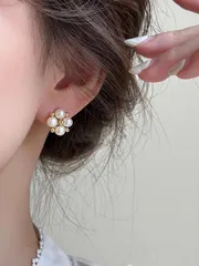 ジュエリー レディース イヤーアクセサリー 1ペア ファッショナブルな新作フェイクパールフラワースタッドピアス、高級感のある上品なジュエリー、女性へのバレンタインギフトに