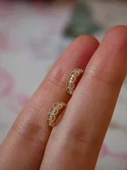 ジュエリー レディース イヤーアクセサリー 18Kゴールドメッキ S925スターリングシルバーレース透かし彫りジルコニウムイヤーバックル インスタイルスモールイヤードロップイヤーループピアス1ペア、女の子/女性/彼