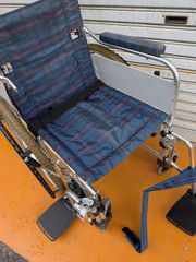 車椅子と松葉杖セット タイヤ新品 介助自走両用 カドクラ 手渡可千葉