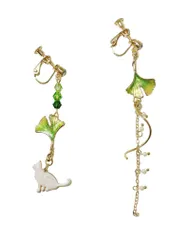 Feel「白猫とイチョウの葉揺れるイヤリング」レディース かわいい 猫 プレゼント用(イヤリング)