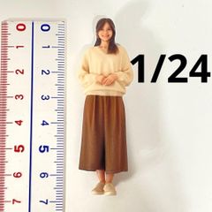 1/24 フィギュア　ミニチュアイメージお姉さん　1/64より大　ミニカーに　リアルフィギュア　３Dフィギュア　ミニチュアイメージ　完成品　ミニチュア　ドールハウスに