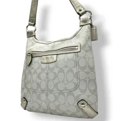 コーチ COACH シグネチャー ショルダーバッグ クロスボディ 斜め掛け可 スリム 薄マチ PVC レザー ロゴプレート チャーム付き シルバー グレー レディース デイリーユース エレガント クラシックデザイン F15704 s84