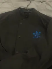 必須アイテム adidas バックロゴ グレー スタジャン ジャケット アウター