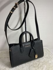 MICHAEL KORS ブラックショルダーバッグ - メルカリ