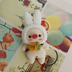 SGPJ152  うさぎ帽子をかぶったぶたのキーホルダー あみぐるみ ハンドメイド 手作り 動物マスコット かわいい バッグチャーム 毛糸編み 手編み ナチュラル 癒し系 プレゼント 雑貨ストラップ ギフト プレゼント 記念日 お祝い