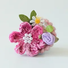 お花ブローチ６８.ピンク花と小花（土台付き）