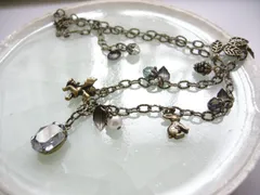 小さなアンティーク風チャームをつないだチェーンネックレス
