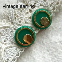 A01902ヴィンテージ グリーンサークルにゴールドプレートの個性派イヤリング