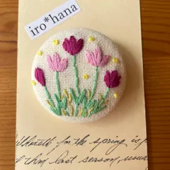 チューリップ　くるみボタン刺繍ブローチ　ハンドメイド