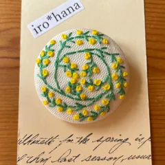 ミモザのリース　くるみボタン刺繍ブローチ　ハンドメイド