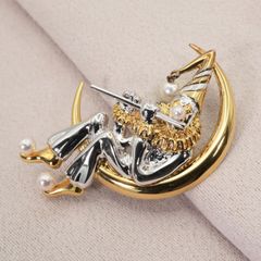 59 MIKIMOTO 月に座る道化師 楽器を持つピエロのブローチ シルバー